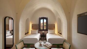 Camera Superior con 2 letti singoli, 1 letto singolo, vista giardino | Biancheria da letto ipoallergenica, minibar, una cassaforte in camera