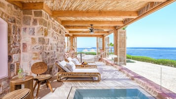 Hypo-allergenic bedding, minibar, in-room safe, blackout curtains