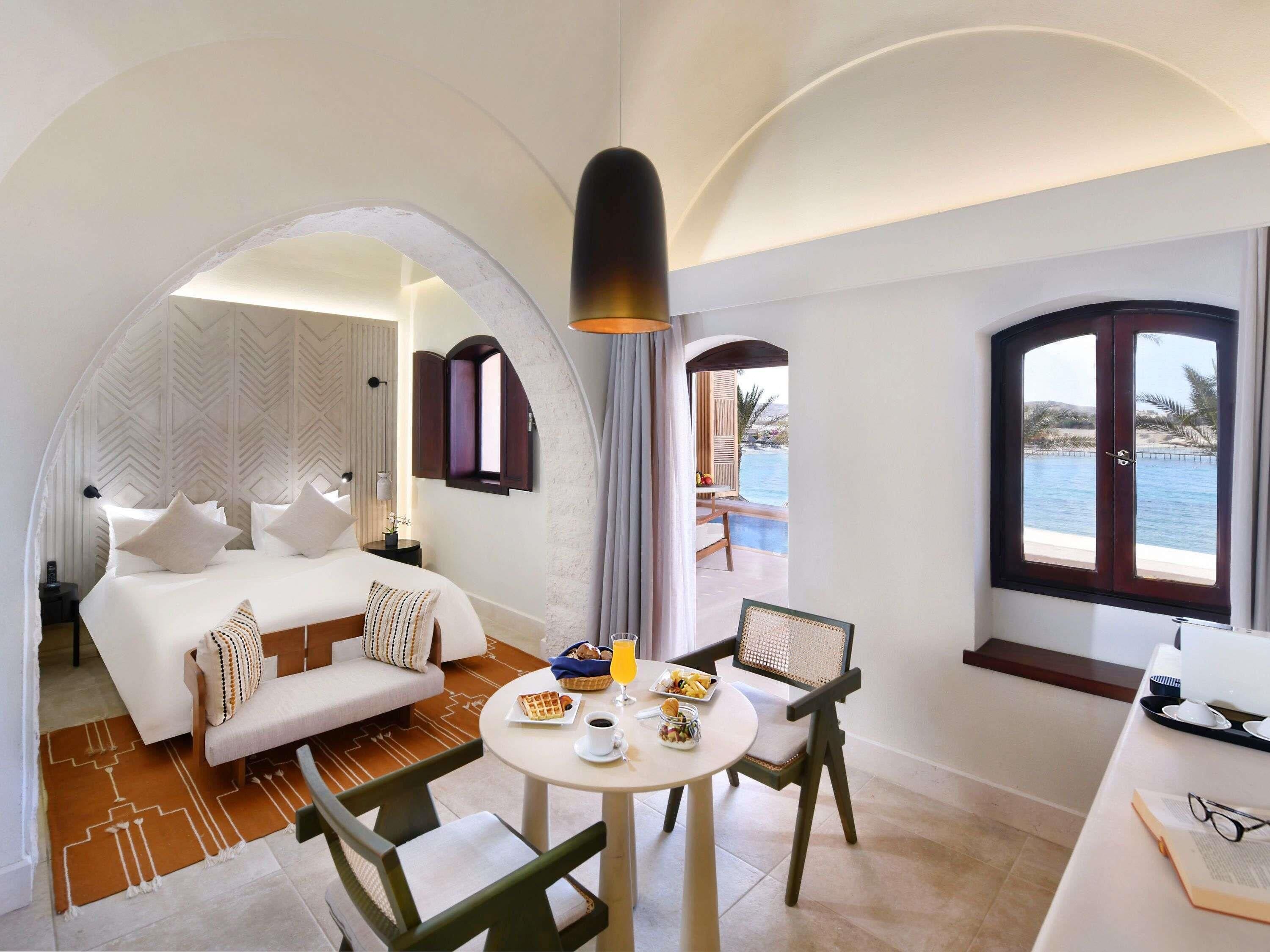 Suite Junior, 1 letto queen, vista mare | Biancheria da letto ipoallergenica, minibar, una cassaforte in camera