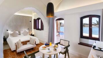 Suite Junior, 1 letto queen, vista mare | Biancheria da letto ipoallergenica, minibar, una cassaforte in camera