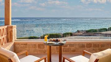 Hypo-allergenic bedding, minibar, in-room safe, blackout drapes