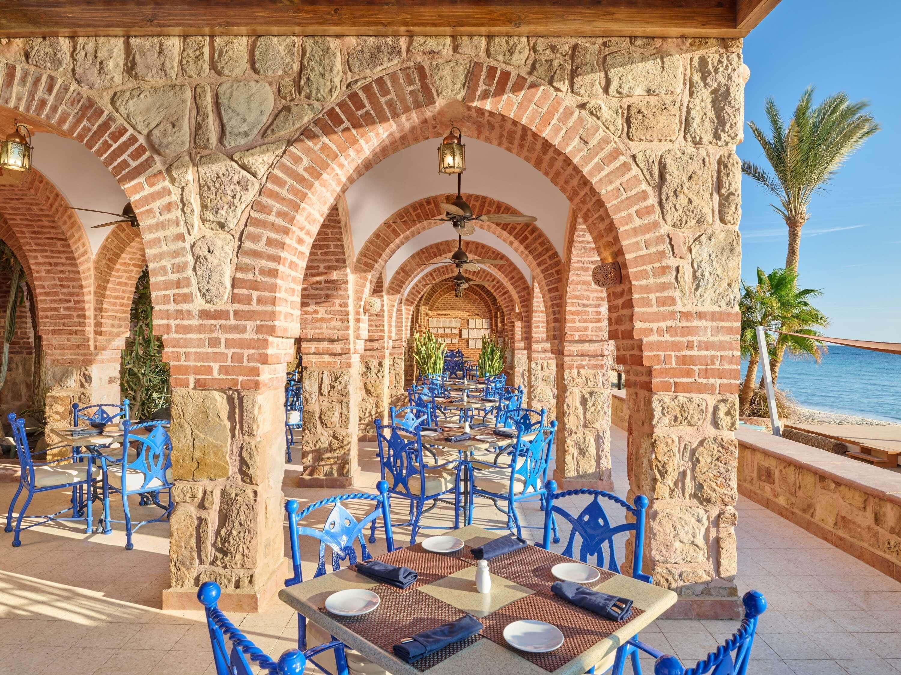 5 restaurantes; se sirve desayuno, almuerzo y cena; cocina internacional