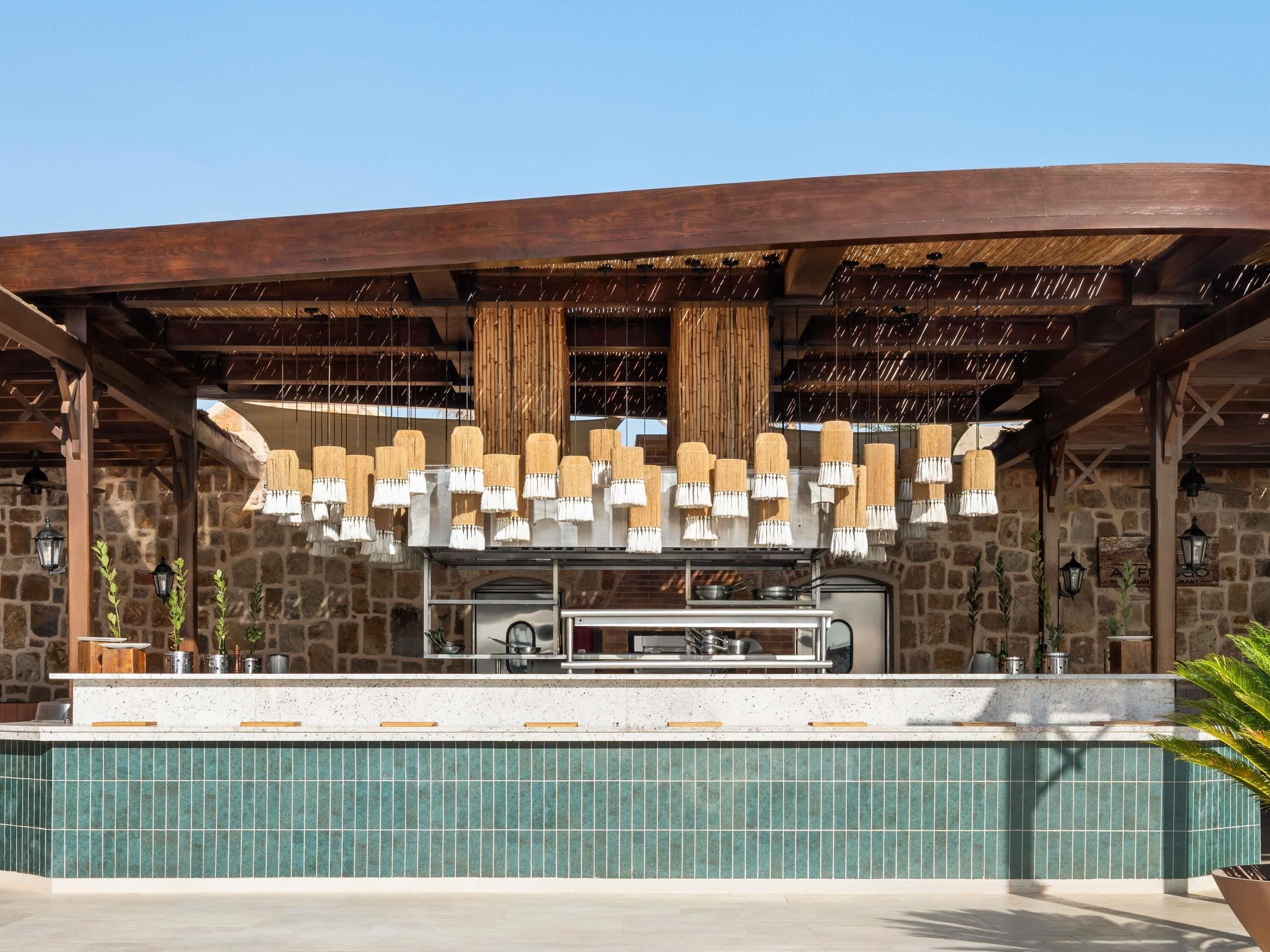 5 restaurants, breakfast, lunch, dinner served; international cuisine 