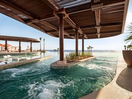 4 piscinas al aire libre, sombrillas, sillones reclinables de piscina