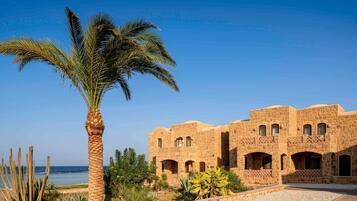 Habitación superior, 1 cama Queen size, vista parcial al mar | Ropa de cama hipoalergénica y minibar