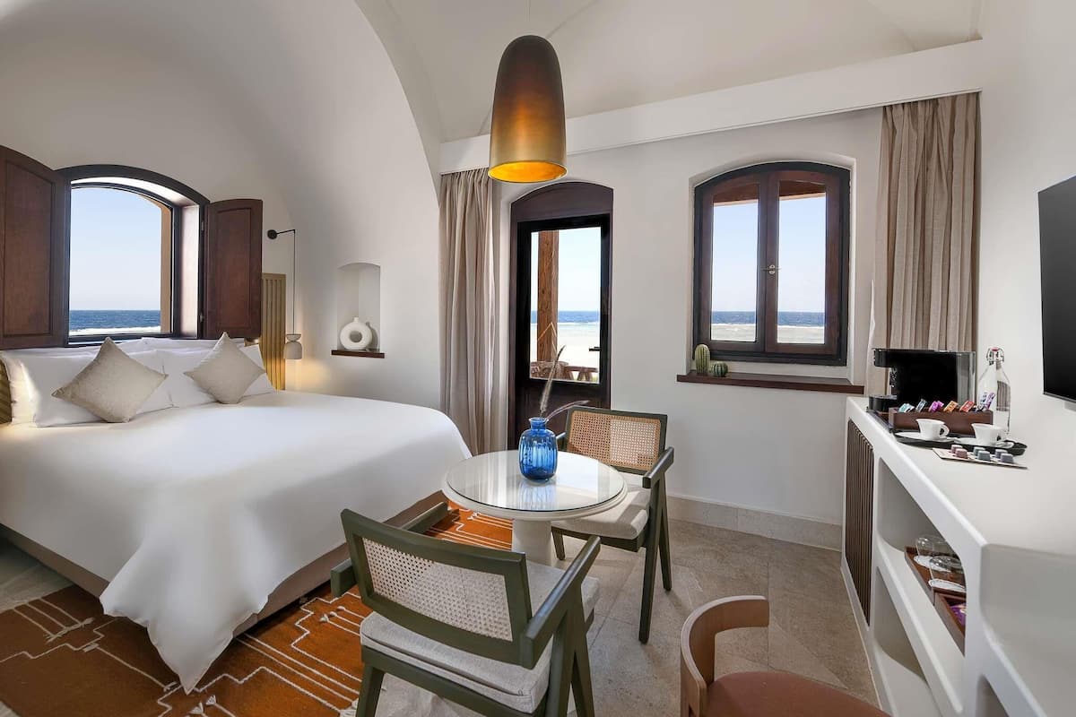 ملاءات للفراش لا تسبب الحساسية وميني بار وخزنة داخل الغرفة وستائر تعتيم