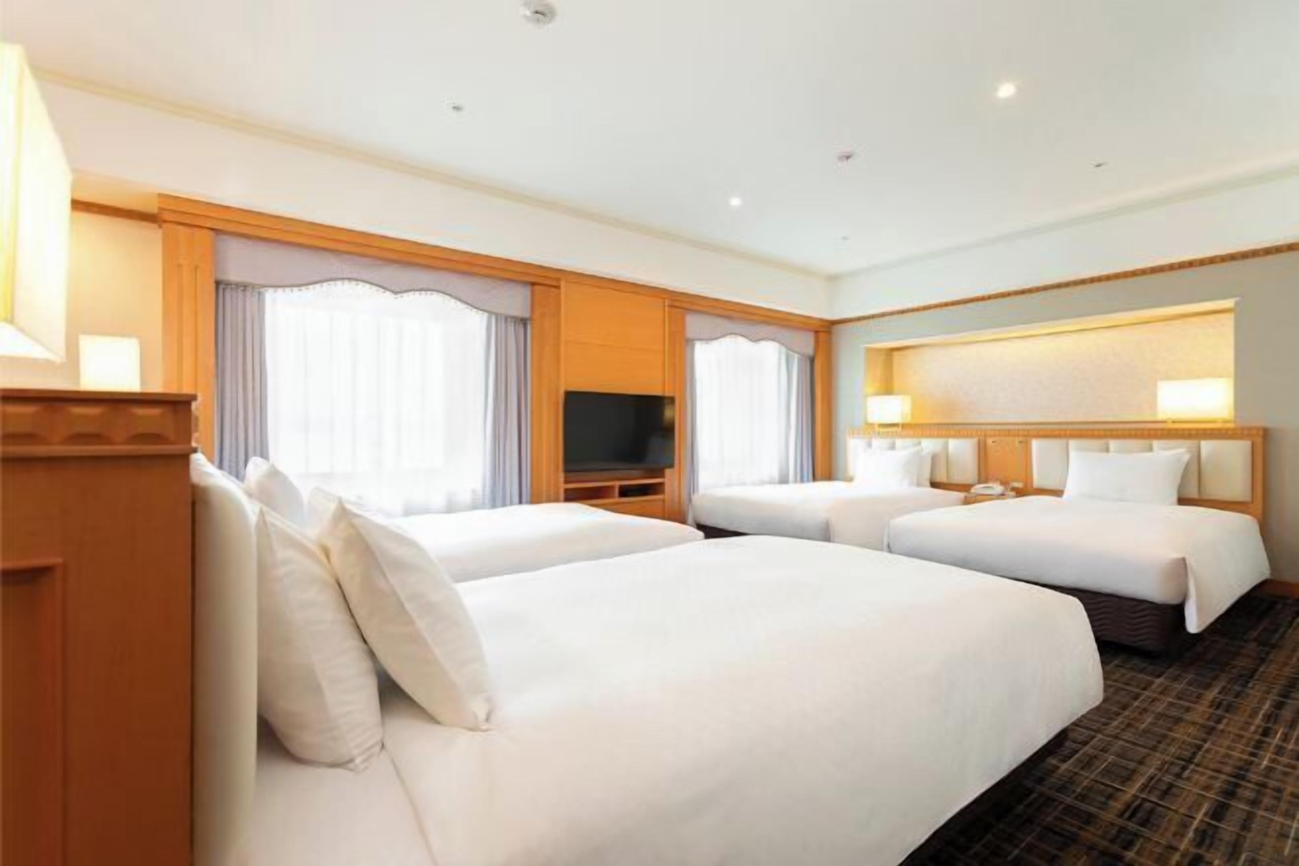 Värdeförvaringsskåp på rummet, skrivbord och mörkläggningsgardiner