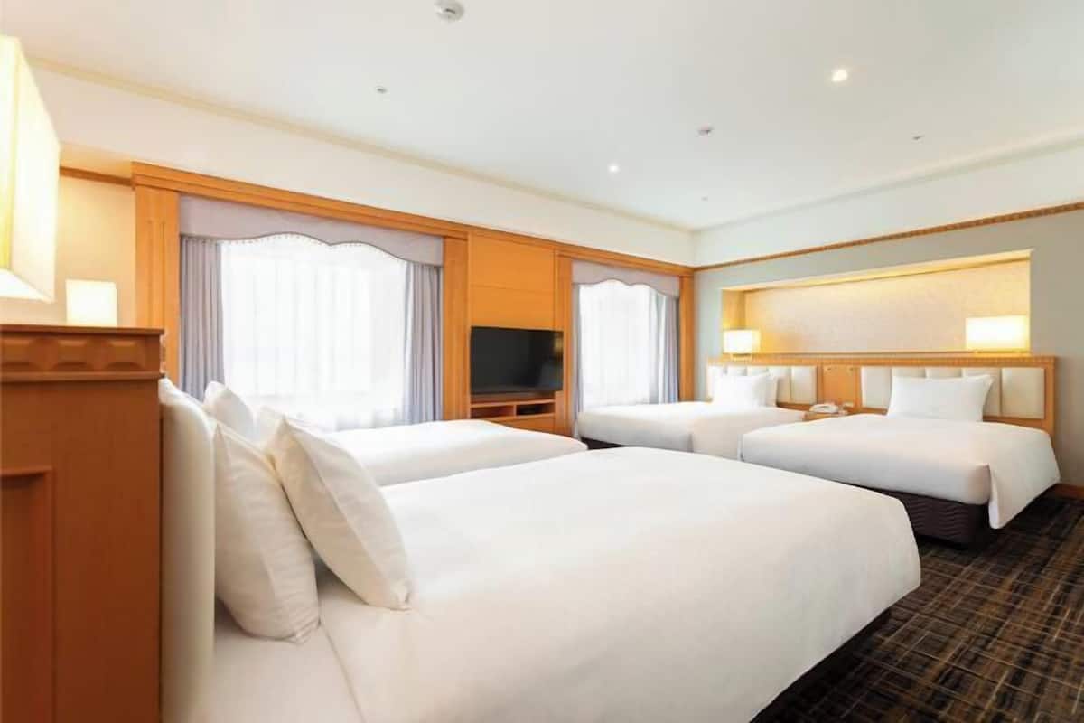 Värdeförvaringsskåp på rummet, skrivbord och mörkläggningsgardiner