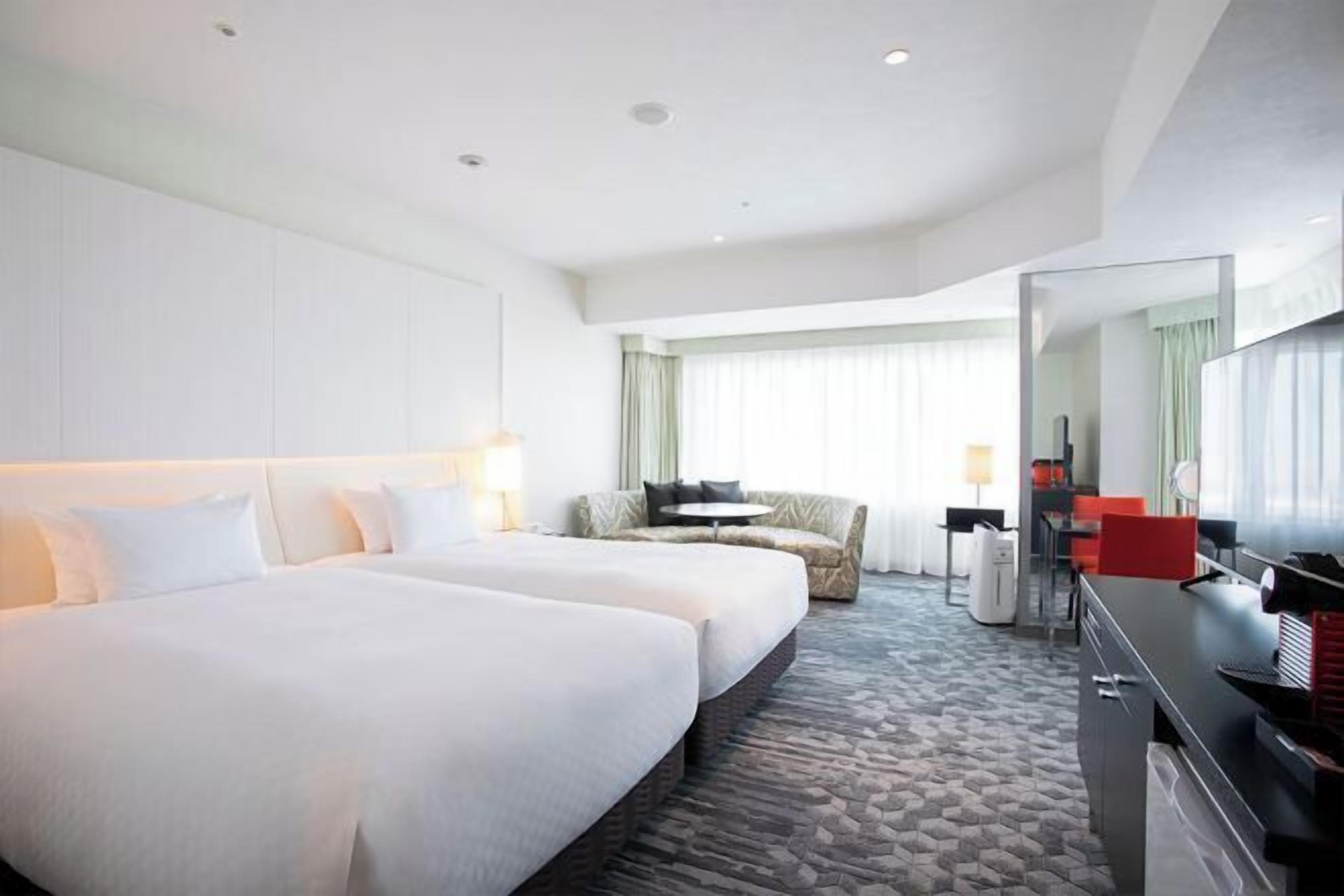 Värdeförvaringsskåp på rummet, skrivbord och mörkläggningsgardiner