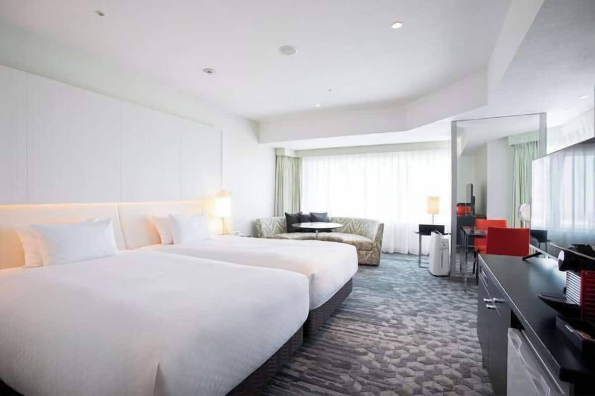 Värdeförvaringsskåp på rummet, skrivbord och mörkläggningsgardiner