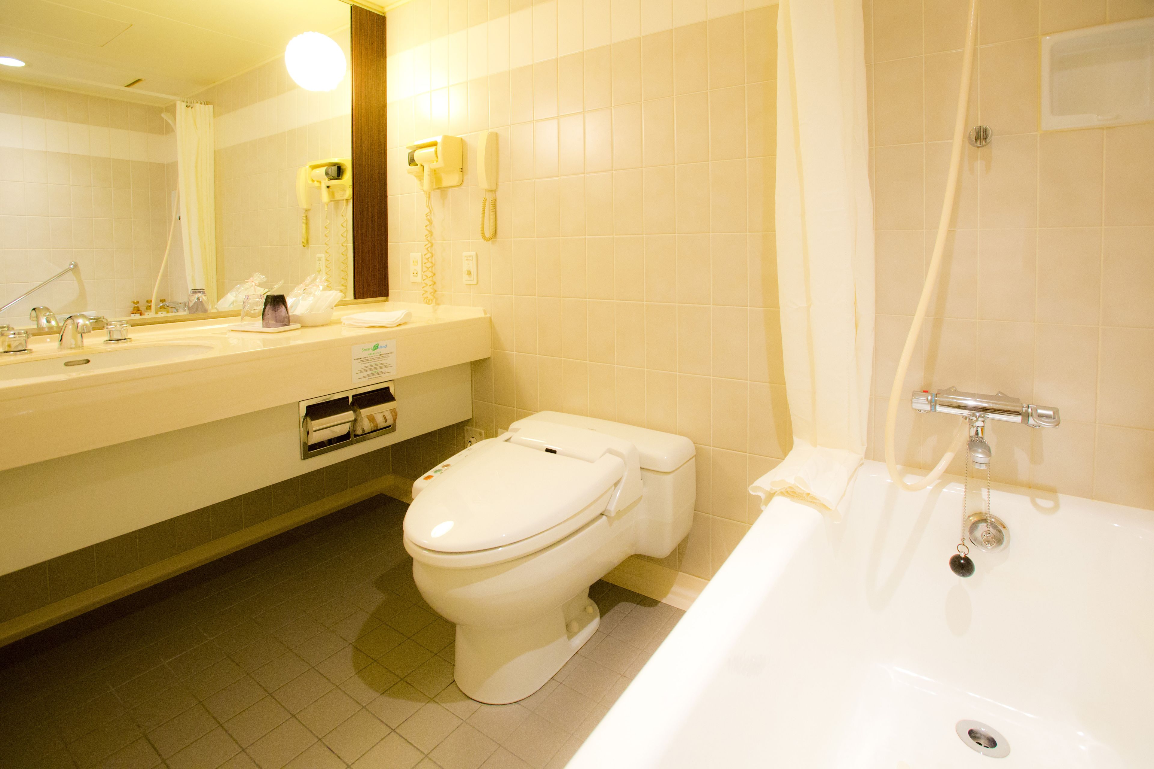 Un baño con inodoro, lavamanos y bañera.