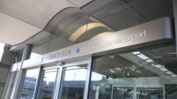 Exterior del Hotel Nikko Kansai Airport, con una fachada de vidrio moderna y señalización.