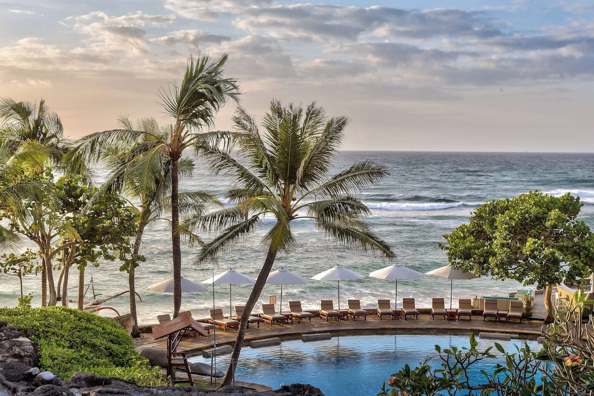 3 outdoor pools, open 8:00 am to 6:00 pm, pool umbrellas, pool loungers