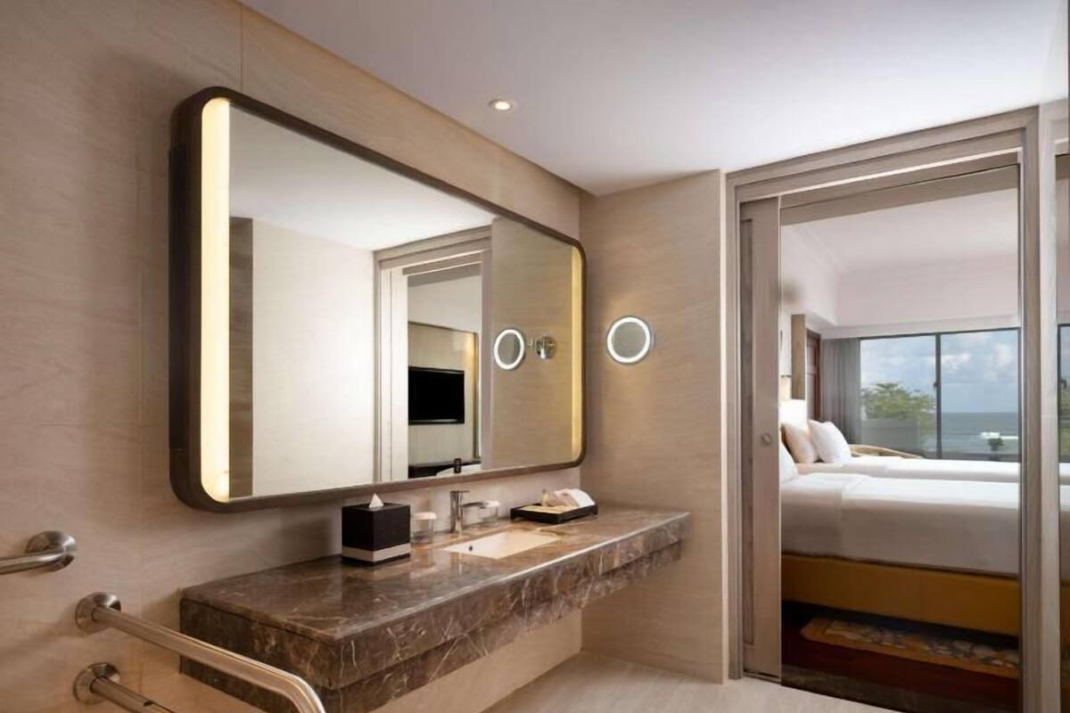 Separat badekar og dusj, toalettartikler (inkludert) og hårføner