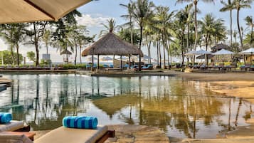 3 kolam renang outdoor, dengan payung kolam renang dan kursi berjemur