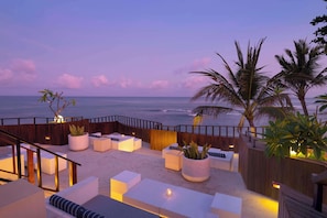 2 bars/lounges, swim-up bar, poolside bar