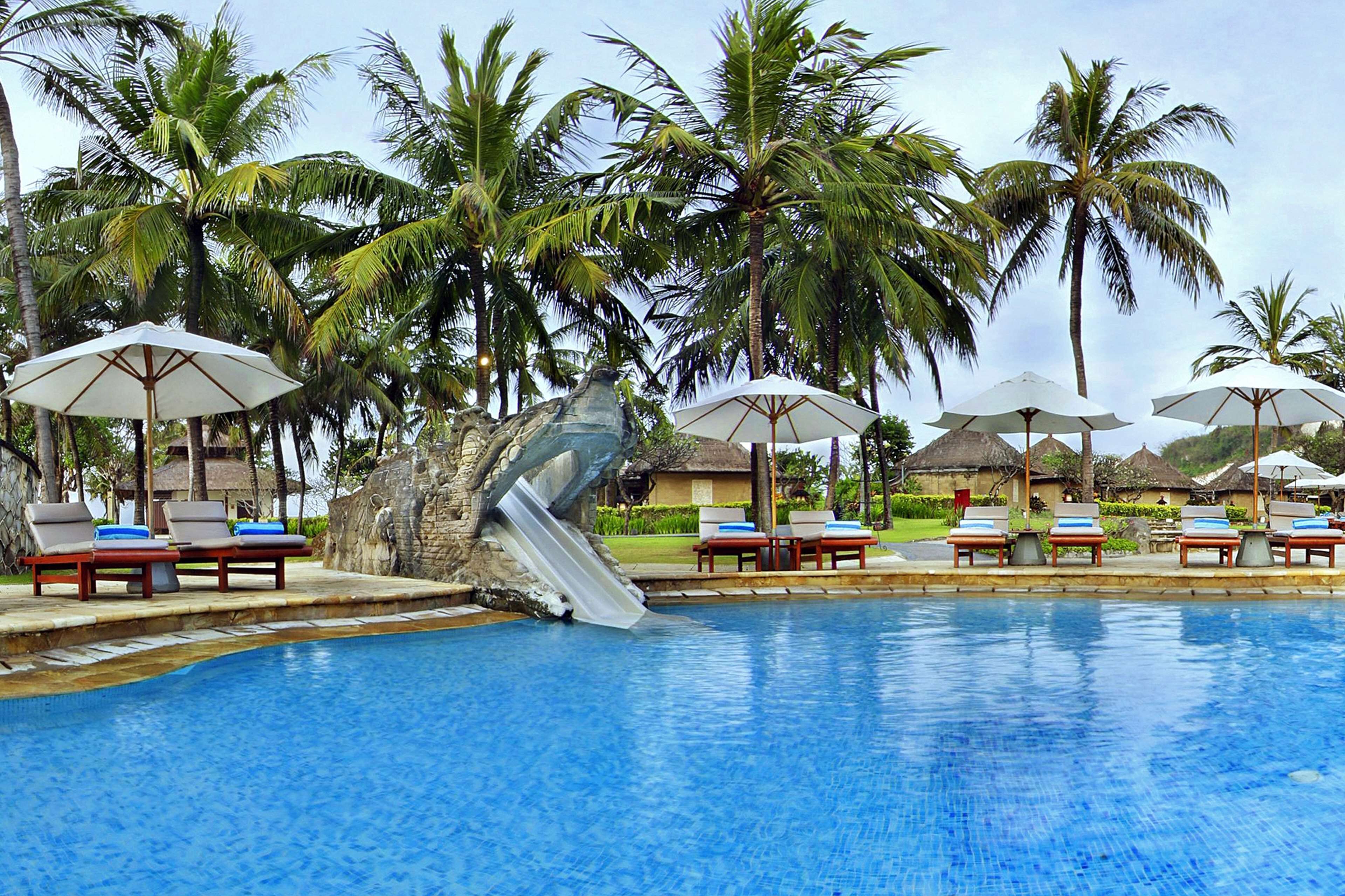 3 piscinas al aire libre, sombrillas, sillones reclinables de piscina