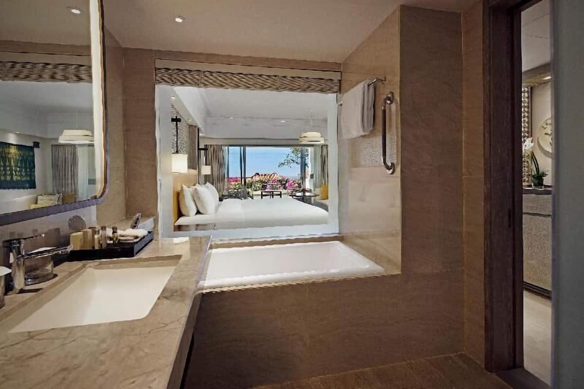 Badkamer | Een aparte badkuip en douche, gratis toiletartikelen, een haardroger