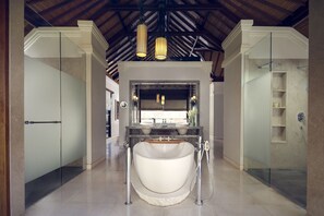Separate bathtub and shower, free toiletries, hair dryer, bathrobes - Hilton Bali Resort (Nusa Dua)