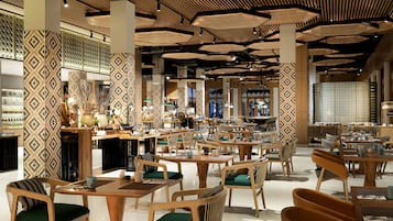 7 restaurantes; se sirven desayunos, almuerzos y cocina indonesia