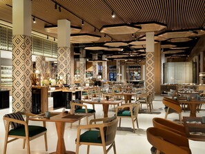 4 restaurantes, se sirve desayuno 