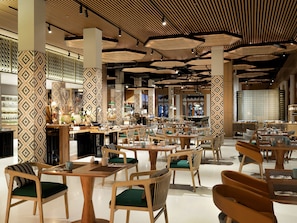 4 restaurants, breakfast served