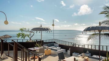 7 restaurantes; se sirven desayunos, almuerzos y cocina indonesia