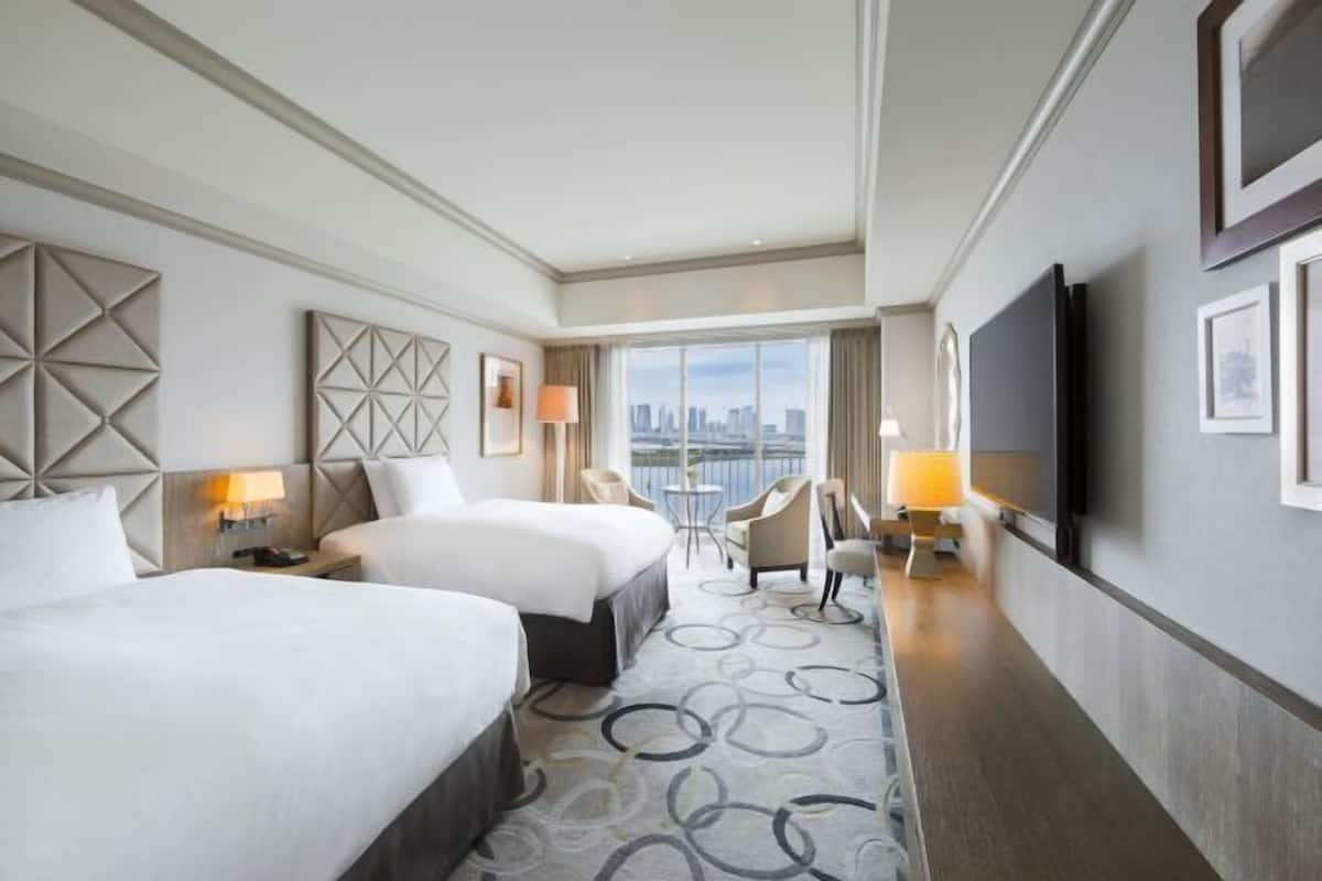 Down comforters, in-room safe, desk, blackout drapes