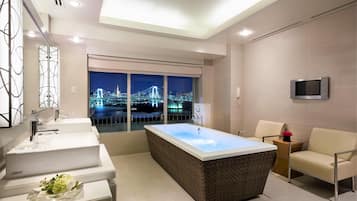 Royal Garden Suite - Non-Smoking - 200sqm - Private Garden - Reinbow bridge and Tokyo Tower View - E | Bathroom | Combined shower/tub, rainfall showerhead, free toiletries, hair dryer