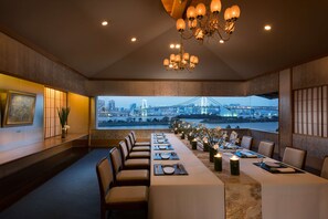 4 間餐廳，供應早餐、午餐和晚餐，日本料理