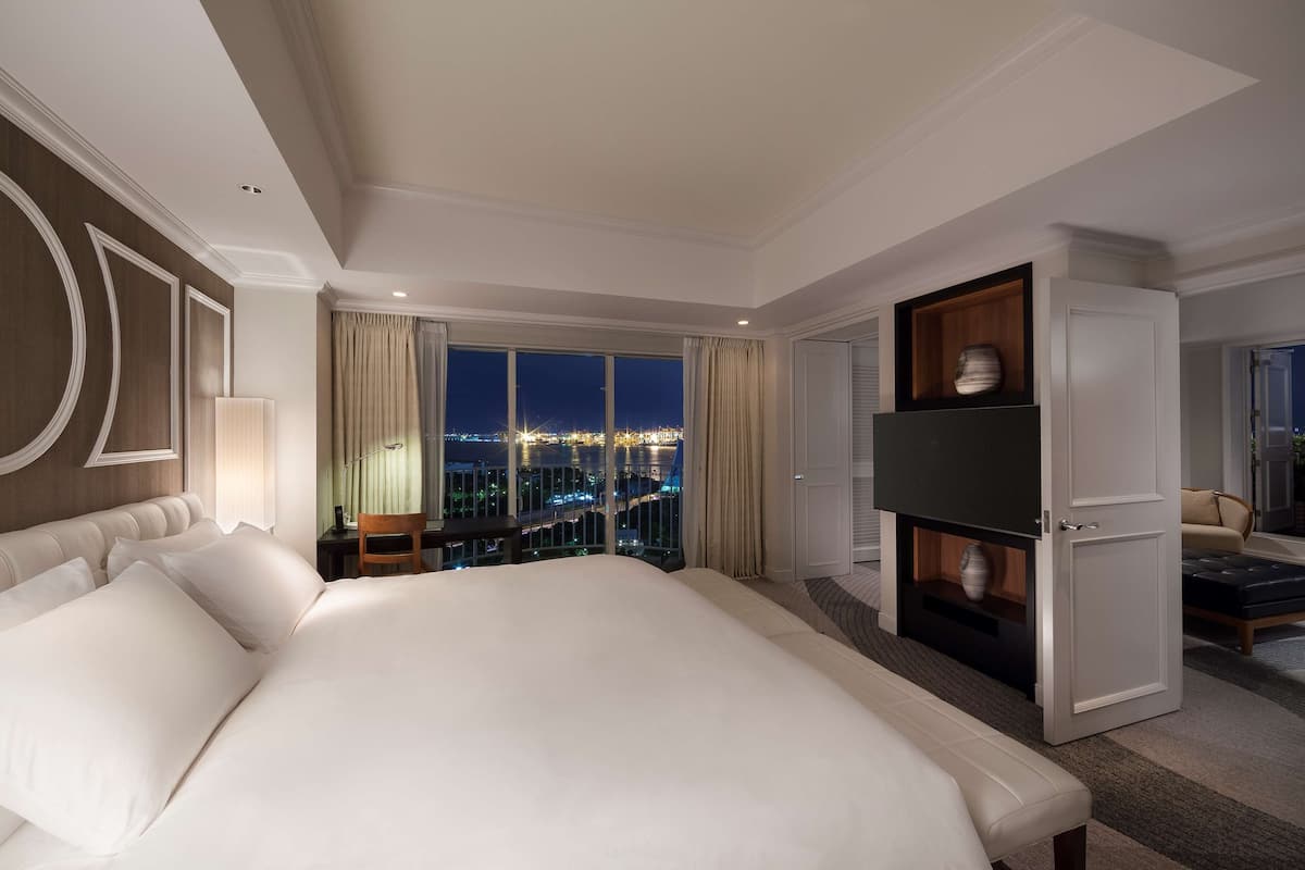 Suite, 1 très grand lit, terrasse | Couette en duvet, coffre-fort, bureau, rideaux d’obscurcissement