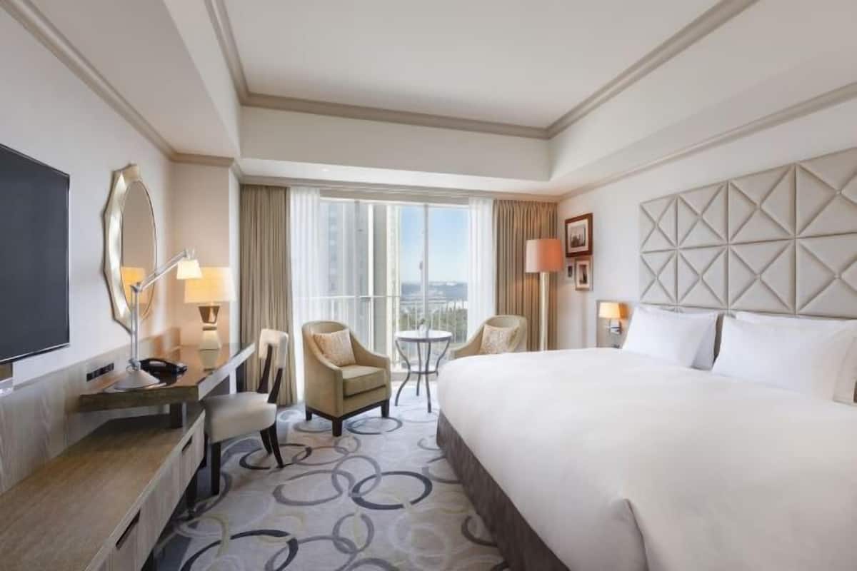 Down comforters, in-room safe, desk, blackout drapes