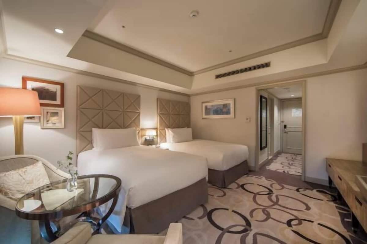 Down comforters, in-room safe, desk, blackout drapes