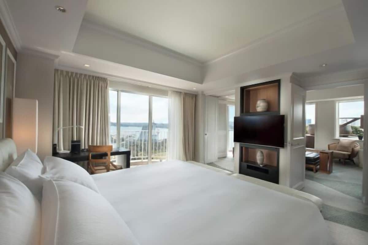 Down comforters, in-room safe, desk, blackout drapes