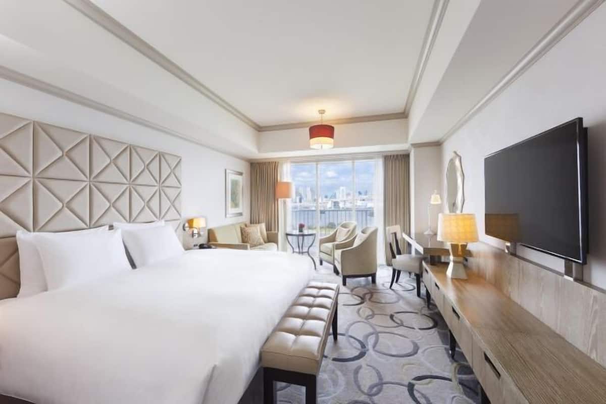 Down comforters, in-room safe, desk, blackout drapes