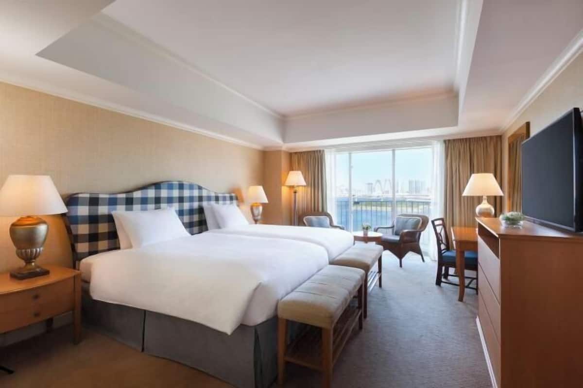 Down comforters, in-room safe, desk, blackout drapes