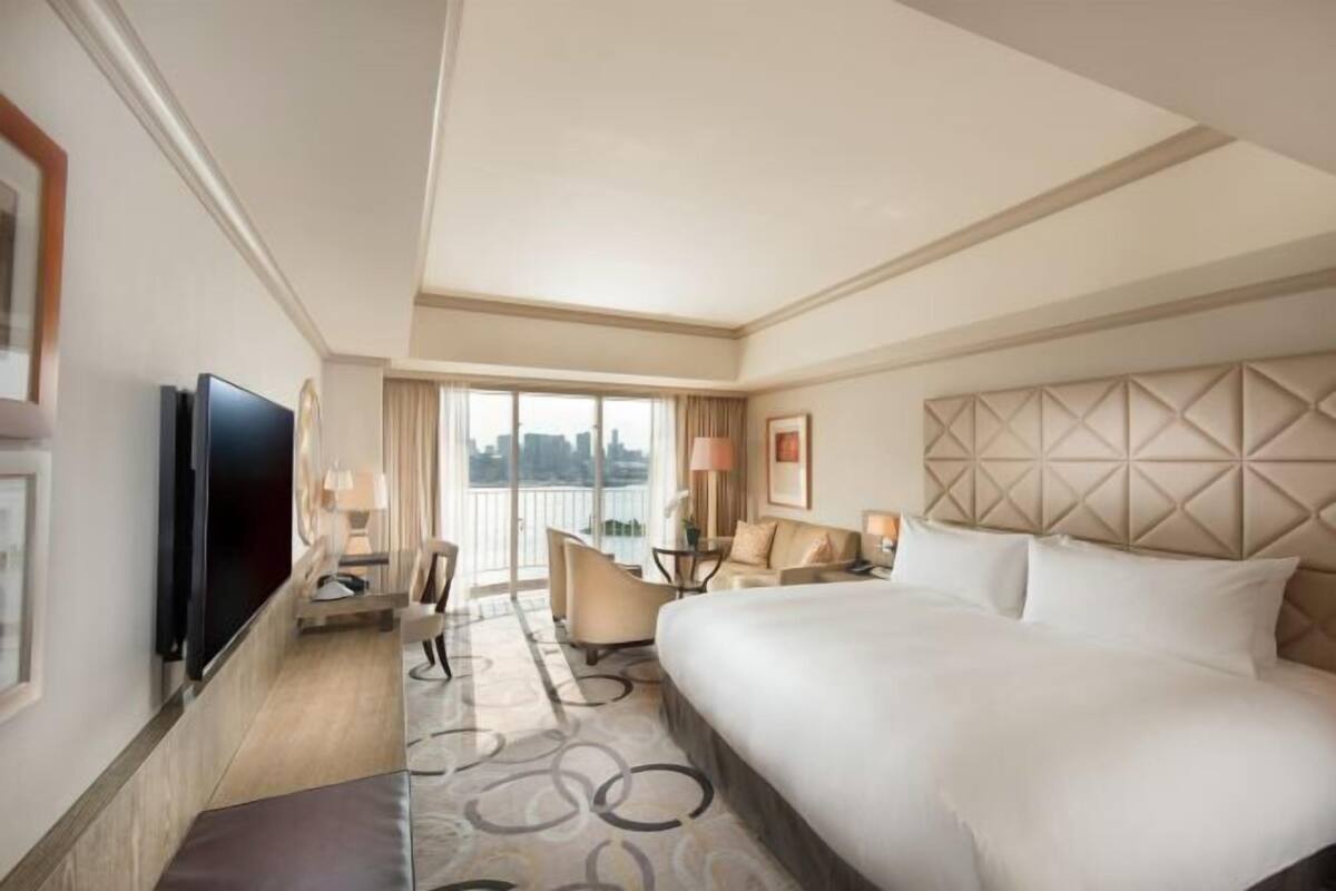 Down comforters, in-room safe, desk, blackout drapes