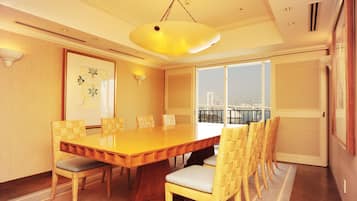 Fridge, coffee/tea maker