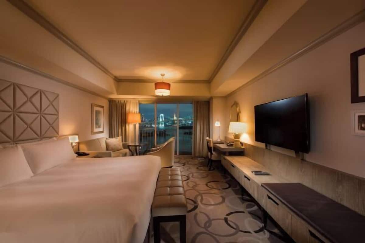 Down comforters, in-room safe, desk, blackout drapes