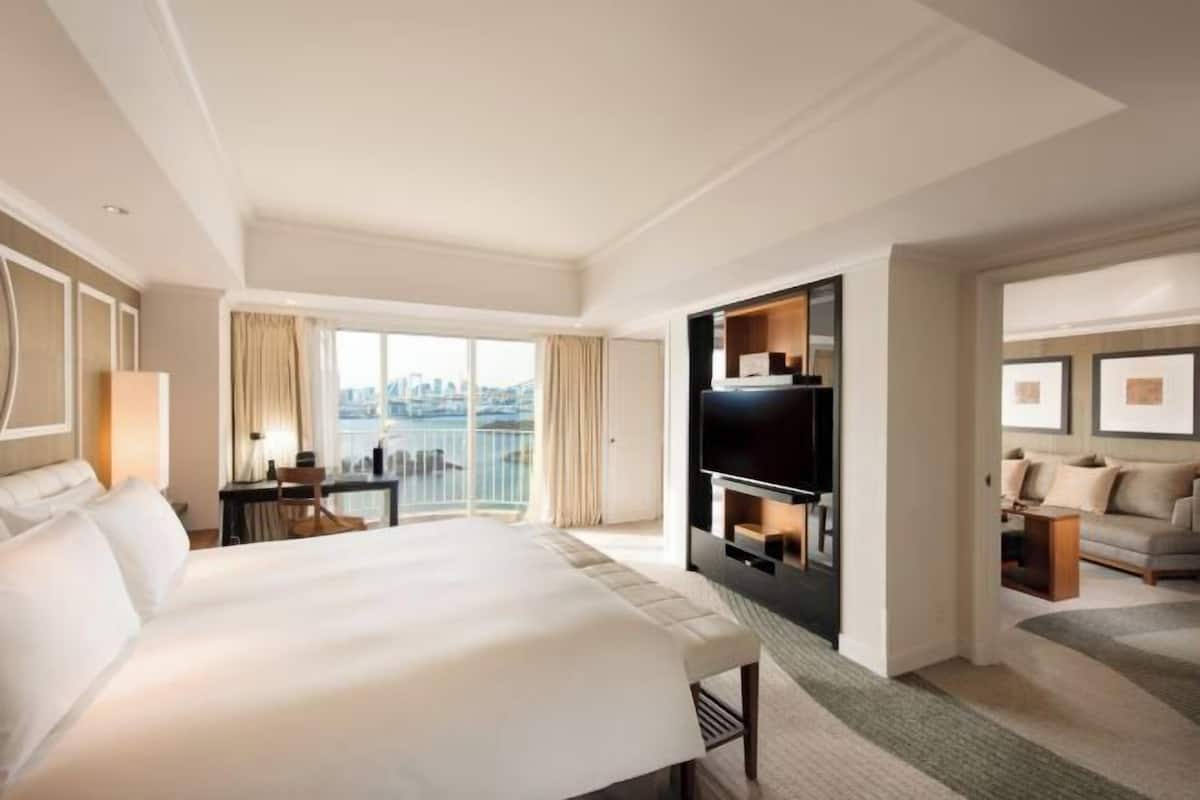 Down comforters, in-room safe, desk, blackout drapes