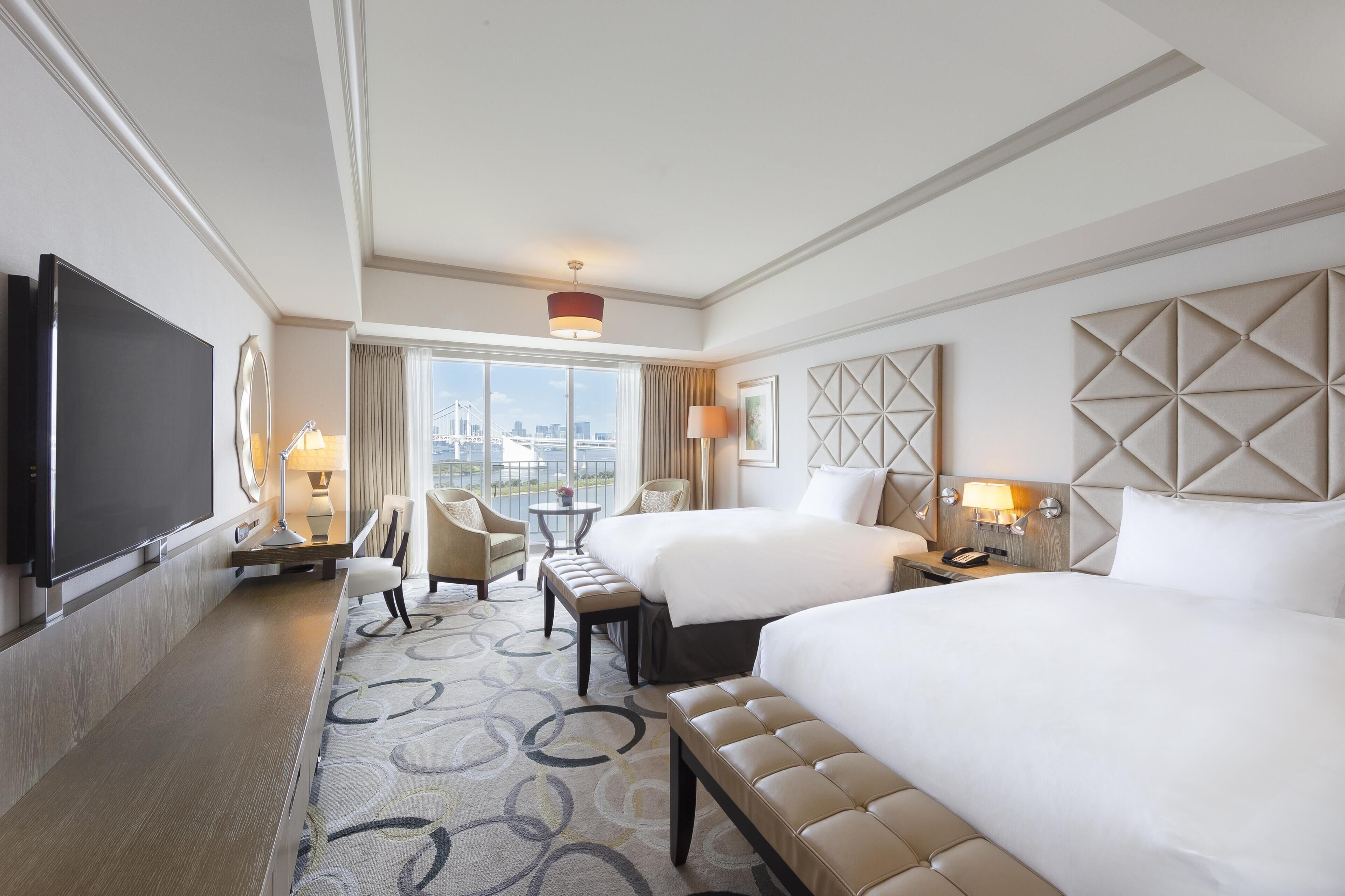 Edredons de pluma, cofres nos quartos, escrivaninha, cortinas blackout