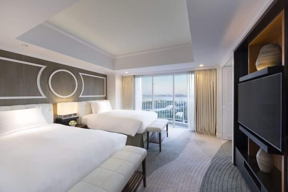 Down comforters, in-room safe, desk, blackout drapes