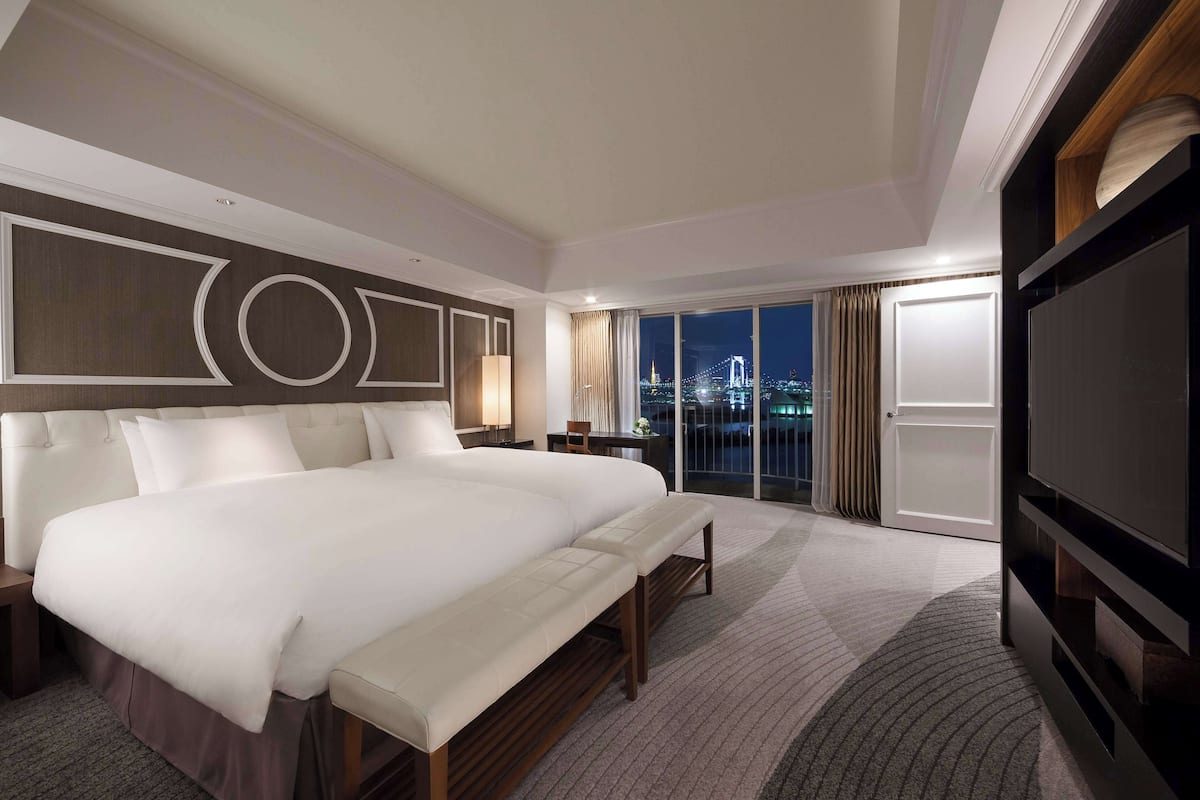 Down duvets, in-room safe, desk, blackout curtains