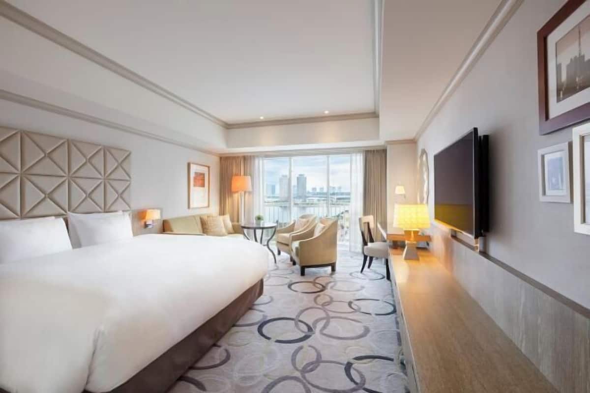 Down comforters, in-room safe, desk, blackout drapes