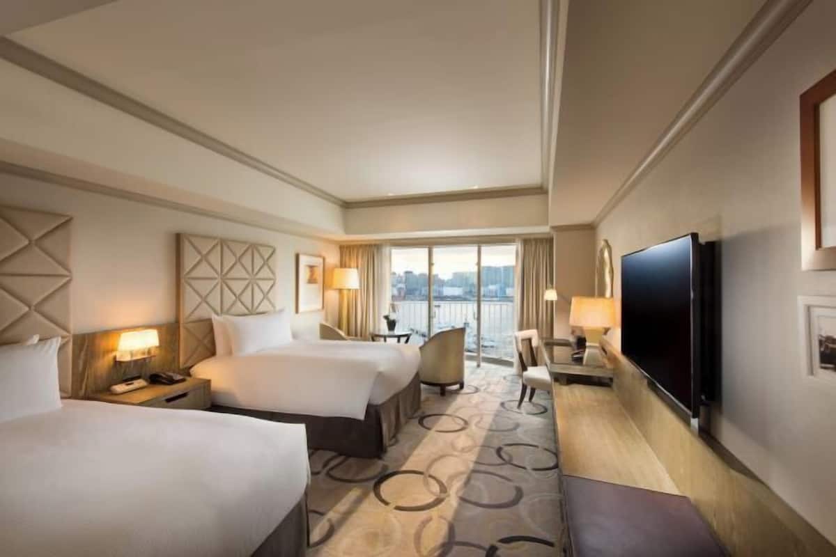 Down comforters, in-room safe, desk, blackout drapes