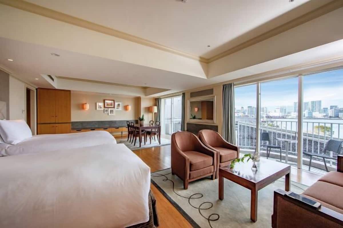 Down comforters, in-room safe, desk, blackout drapes