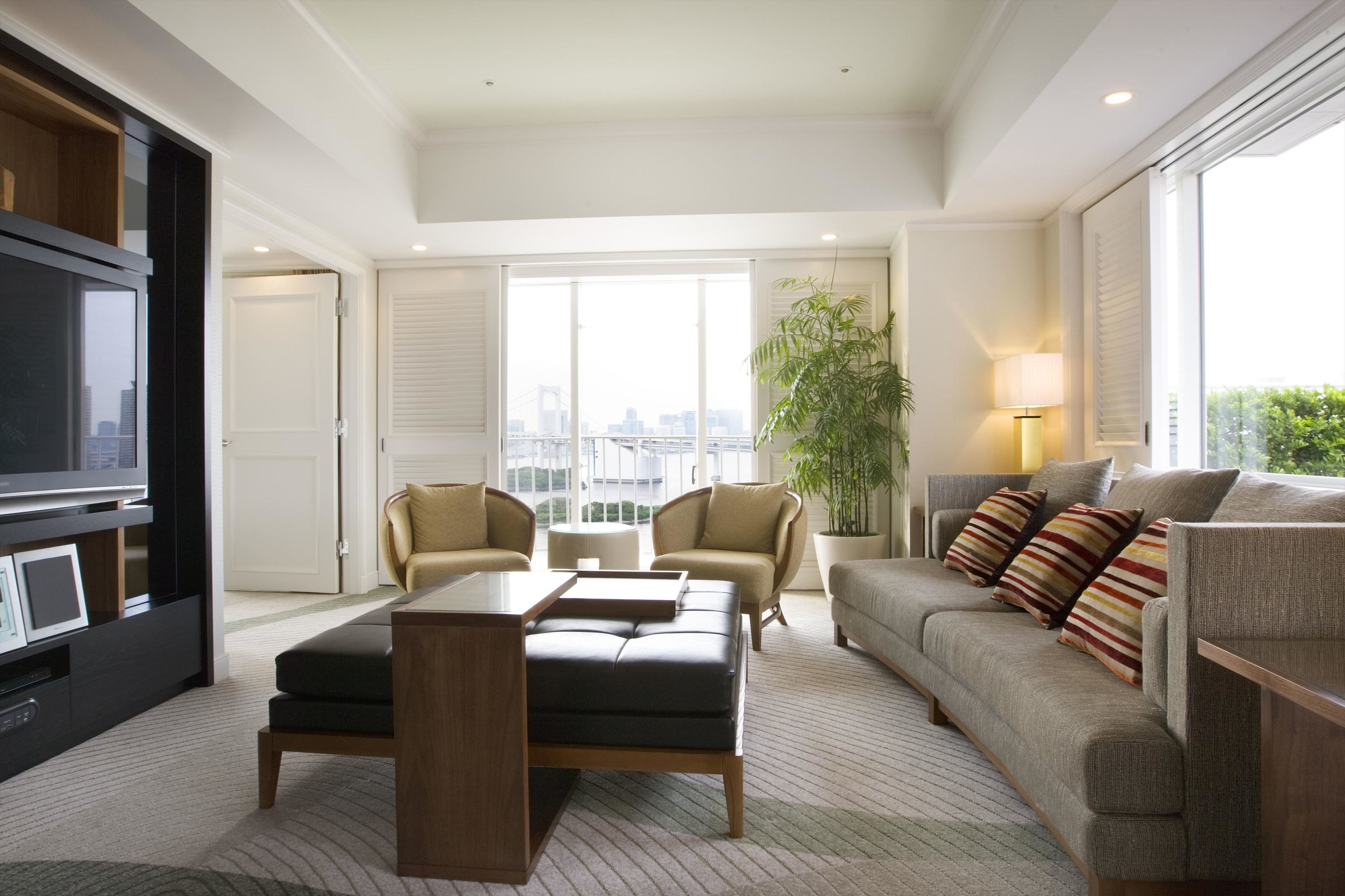 Twin Deluxe Terrace Suite - Non-Smoking - 80sqm - Terrace with Whirlpool - Reinbow bridge and Tokyo | Living area | Flat-screen TV