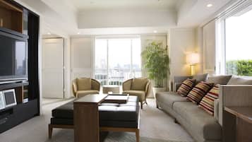 Twin Deluxe Terrace Suite - Non-Smoking - 80sqm - Terrace with Whirlpool - Reinbow bridge and Tokyo | Living area | Flat-screen TV