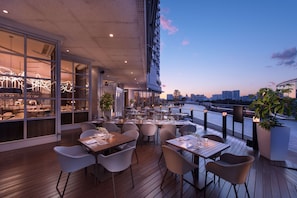 4 restaurants, breakfast, lunch, dinner served; Japanese cuisine