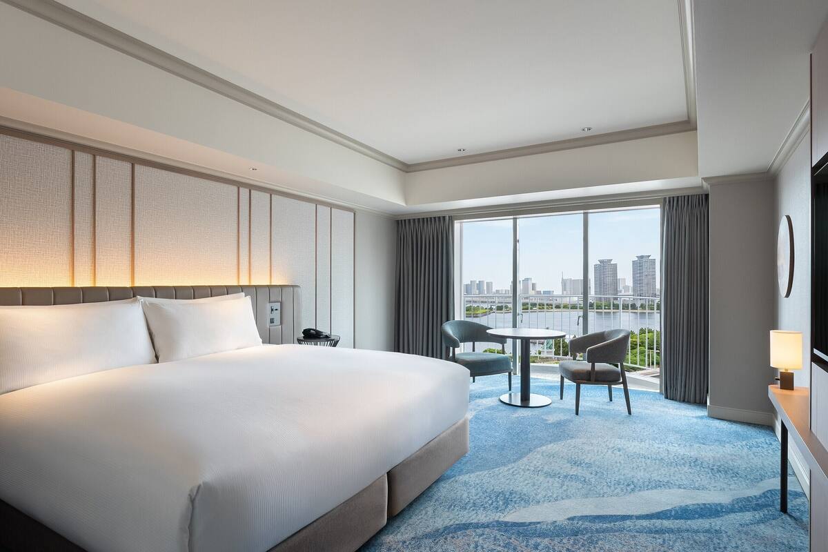 Deluxe Plus King Room - Non-Smoking - 40sqm - Renovated Room | Down comforters, in-room safe, desk, blackout drapes